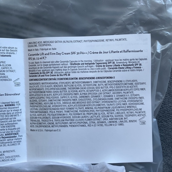 Elizabeth Arden New Cosmetic Bag - Picture 10 of 14